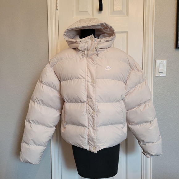 Nike Jackets & Blazers - Nike Puffer Jacket - Light Cream